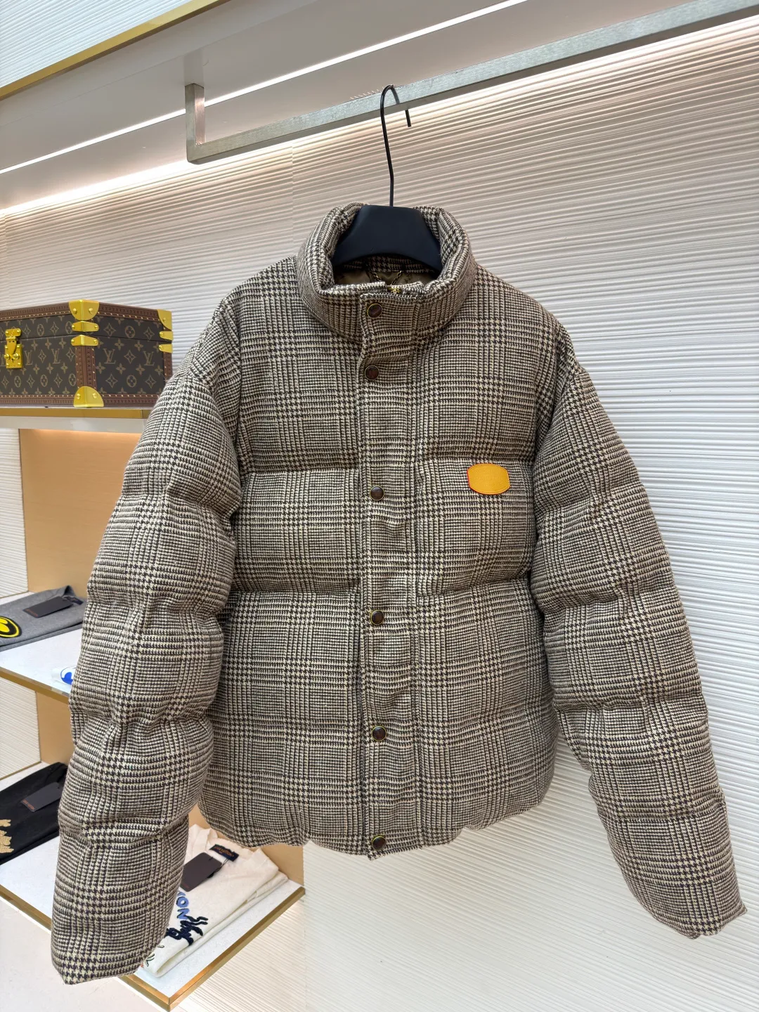 LOUIS VUITTON Tweed Plaid Tunic Stand Collar Long Sleeve Cotton Jacket ●Original version: Purchased and developed by 28699 ●Item No.: 1682302-C95 ●Fabric: Alpaca fabric ●Technology: Made by positioning cutting machine ●Color: Camel ●Version: Fitted version ●Weight: about 1725 grams ●Size: S-M-L-XL ●Description: This plaid down jacket is made of high-count wool-blend plaid fabric. It has been woven and dyed to create a rich brown-toned plaid texture. The fabric has been pre-shrunk and anti-pilling finished to give both texture and durability. The filling is made of gold-matched velvet material of 90% white goose down and 10% white goose feather, which is evenly distributed through the three-dimensional lattice filling process to eliminate the problem of velvet running; the stand-up collar version adopts a double-layer composite lining to lock the temperature, and the placket is customized with matte metal snaps and resin buttons of the same color, which fits the overall retro texture. The left chest is inlaid with a hand-polished cowhide logo plate, and the edges are oil-sealed. Each stitch adopts a 3cm/12-needle precision sewing standard, combined with the seamless taping process of invisible pockets, integrating functionality and craftsmanship details, fully displaying ingenuity and craftsmanship. The overall wiring is straight and delicate, the fabric is comfortable and soft, and the color is consistent without color difference. It can be matched with the same style to create a fashionable look and control various occasions. Customized accessories, complete with three standards, same style for men and women!